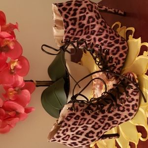 QUPID OAUX SUEDE CHEETAH PRINT HIGH  HEELS. OPEN FACE SHOE 🖤.